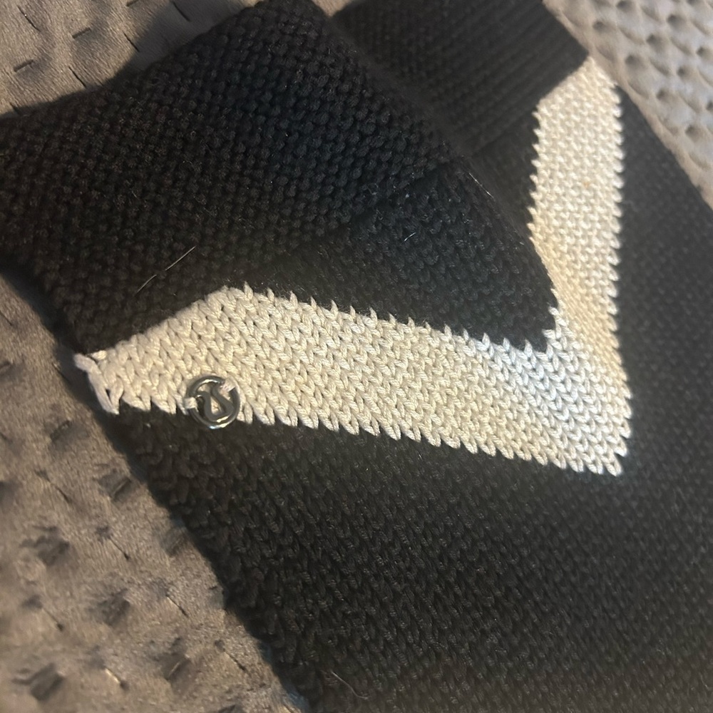 Lululemon Black and White Knit Scarf